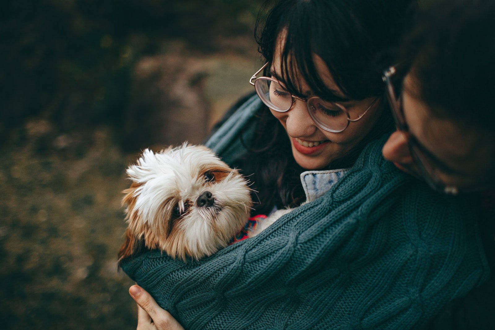 Oración a nuestras mascotas, Selective Focus Photography of White and Tan Shih Tzu Puppy Carrying by Smiling Woman