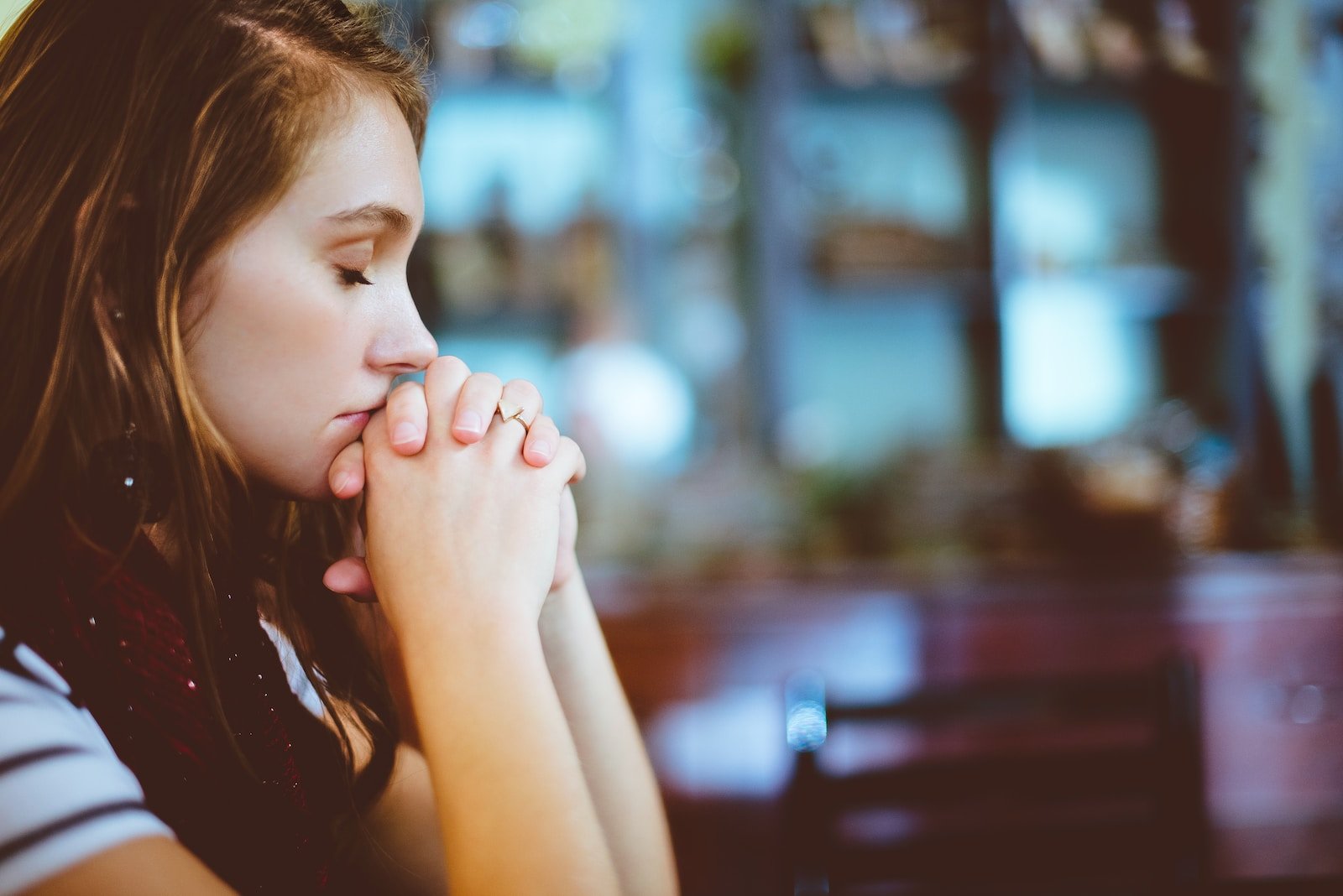 cómo orar, woman praying