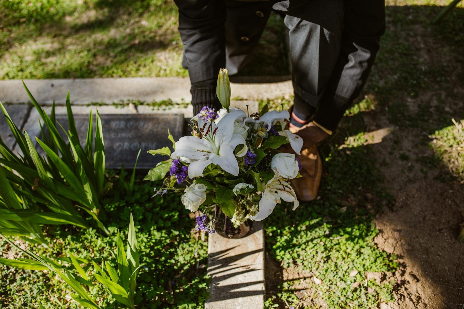 oración para superar el duelo, Man Placing a Bunch of Flowers on a Grave