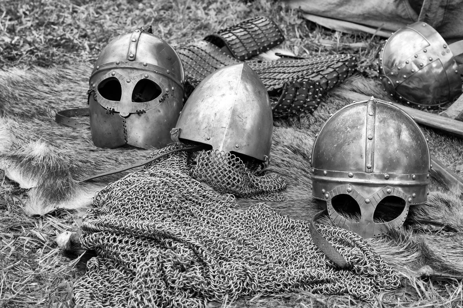 encontrar tu verdadero yo, Grayscale Photography of Chainmails and Helmets on Ground