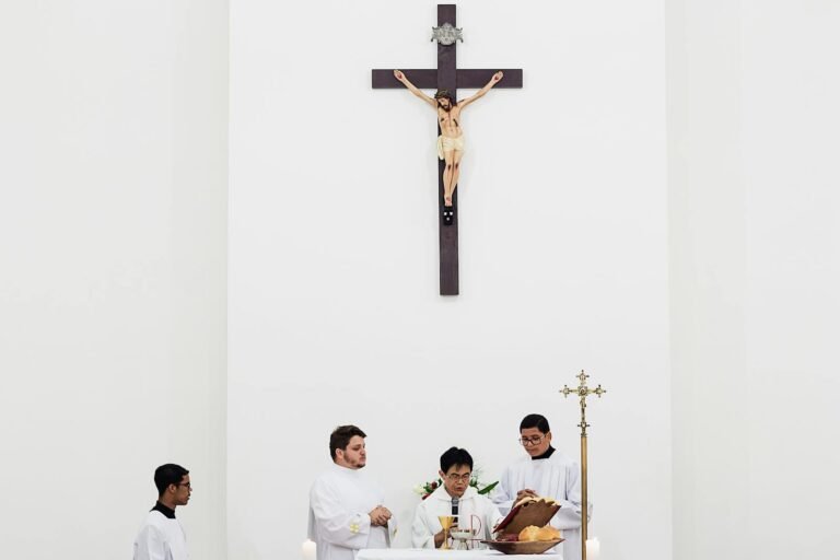 vocación de nuestros sacerdotes, Priest Using Microphone