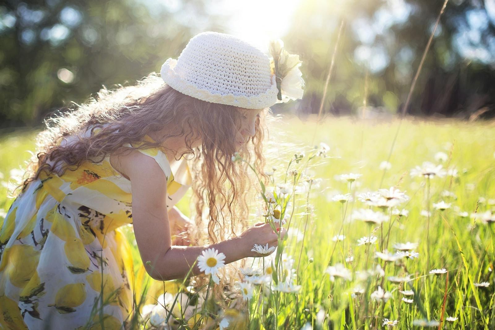 no amargarse la vida, Girl Picking Flowers