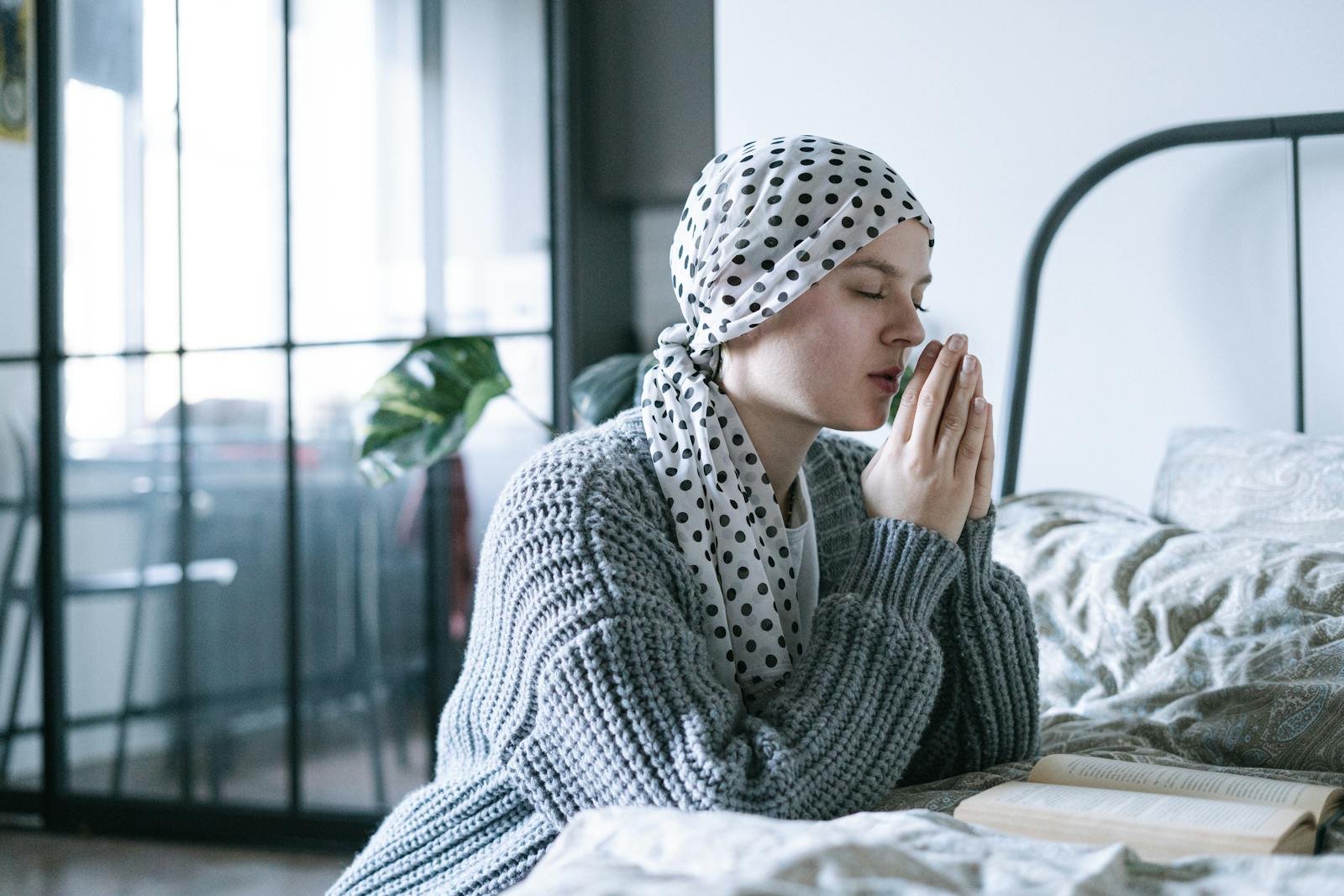 Oración por los enfermos terminales, Woman in Gray Knit Sweater Praying