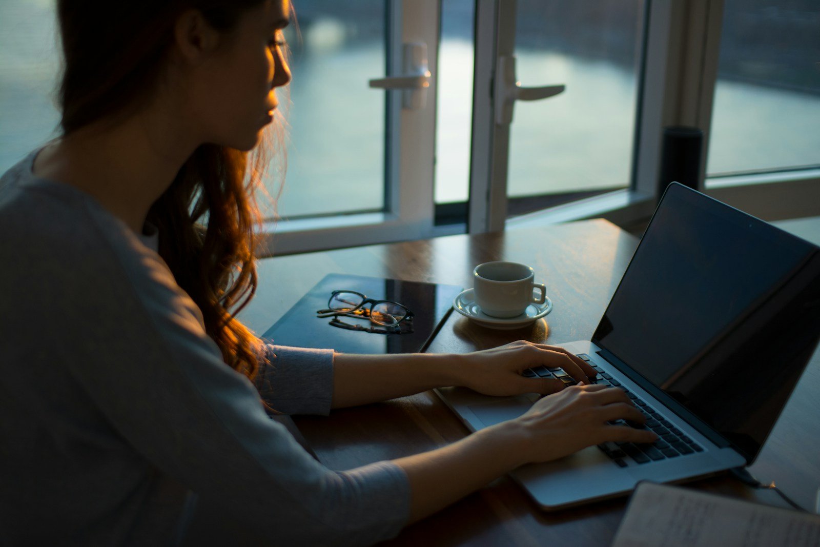 Oración por la Prosperidad en los Emprendimientos, woman sitting beside table using laptop