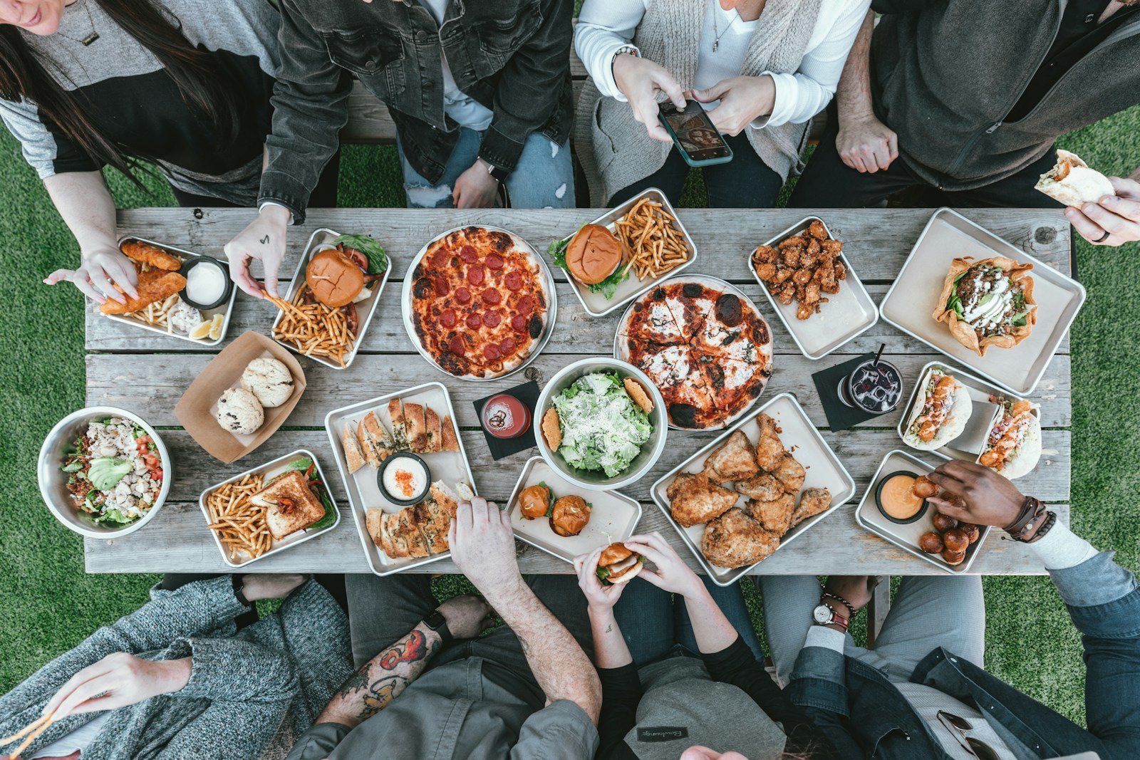 Oración por la Seguridad Alimentaria, a group of people sitting around a table with food