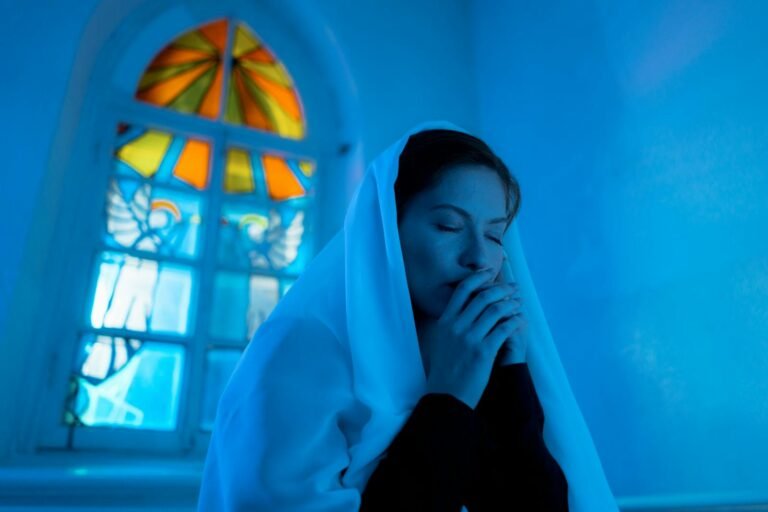 Agradecer a Dios por un Nuevo Día, A Woman Praying inside the Church