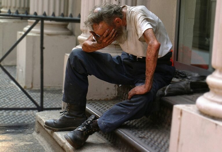 Aporofobia reflexiones bíblicas, a man sitting on a step with his head in his hands