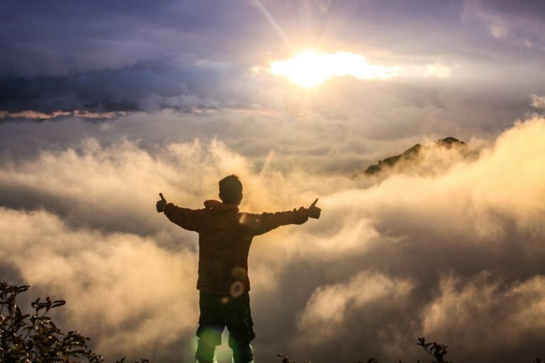 Hábitos Atómicos, man facing clouds during golden time