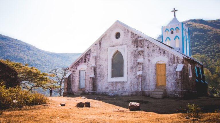 oración por la economía de las parroquias, white and blue church building