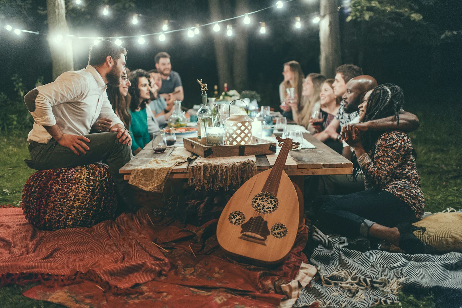 Oración de Año Nuevo, people sitting on chair in front of table with candles and candles