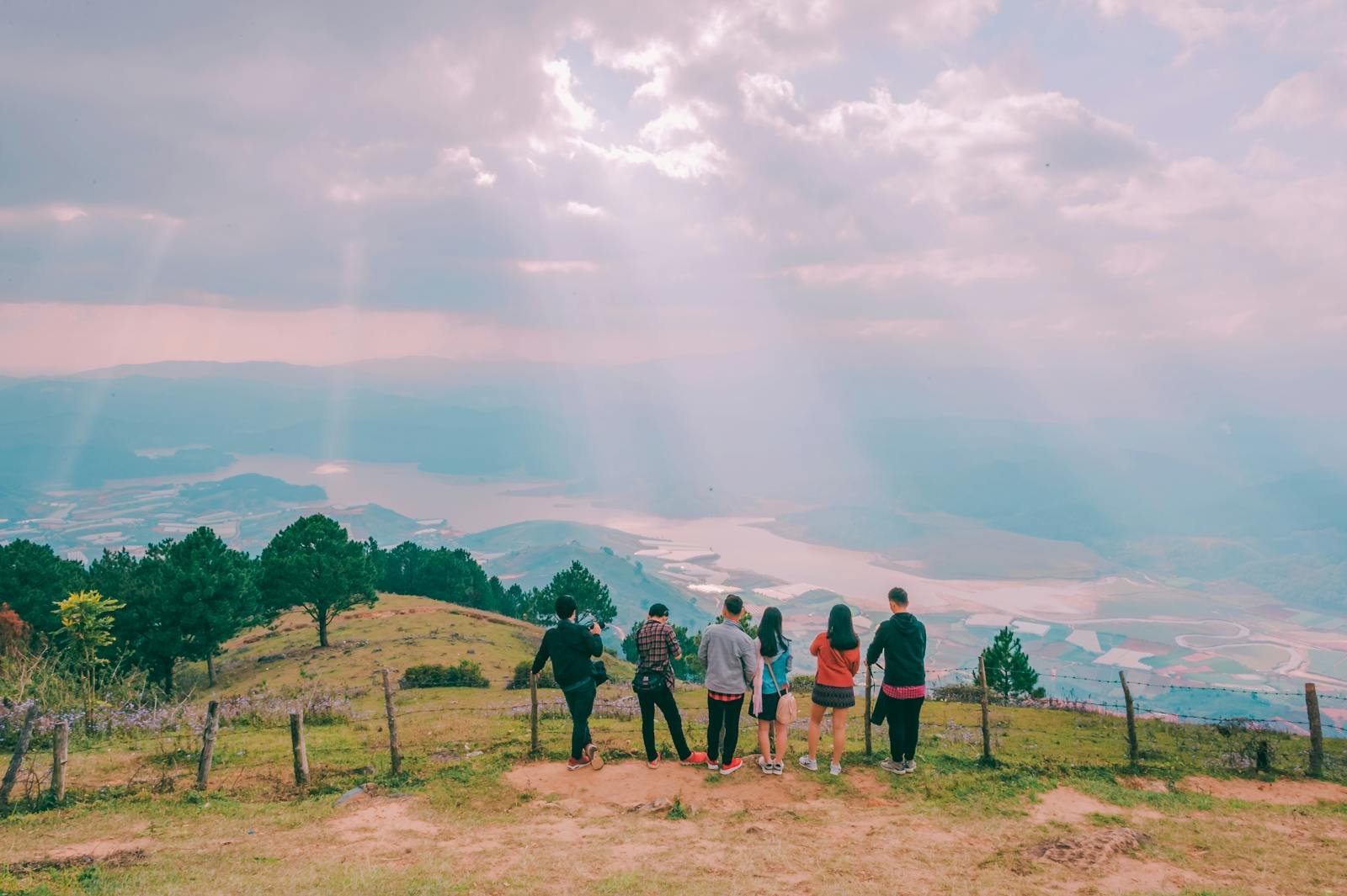 voluntad de Dios, A group of friends enjoying a scenic mountain view with sunlight breaking through the clouds.