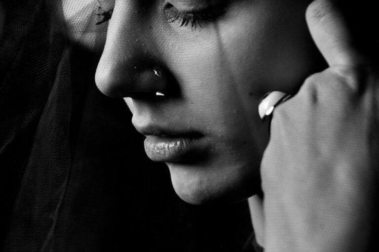 por qué existe el sufrimiento, woman with piercing on nose
