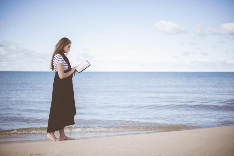 voy por el camino correcto, beach, girl, reading, ocean, sand, nature, sea, seashore, water, woman, book, reading a book, reading girl, walk, walking, leisure, relax
