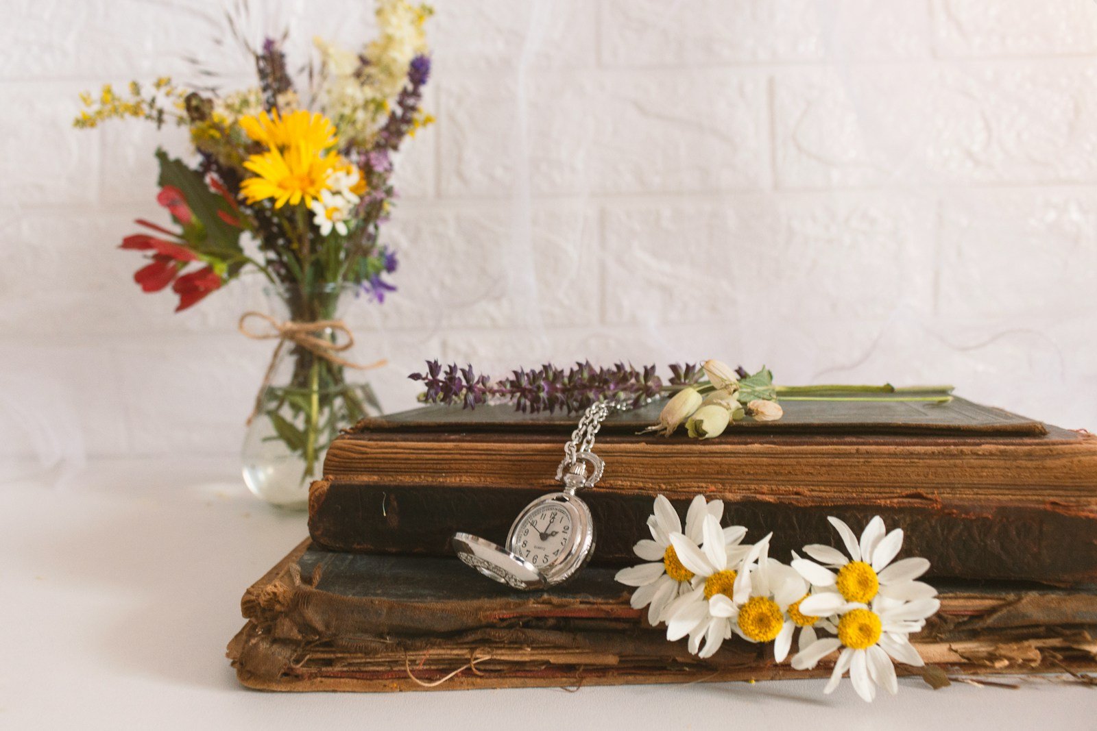 perdido a un ser querido, white and yellow flowers on brown wooden table