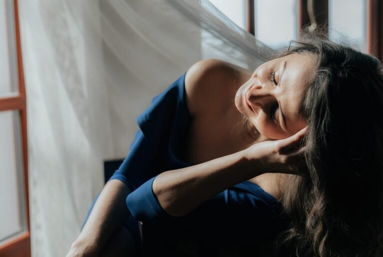 Dios en la vida diaria, woman, people, adult, resting, relaxing, happy, smiling, indoors