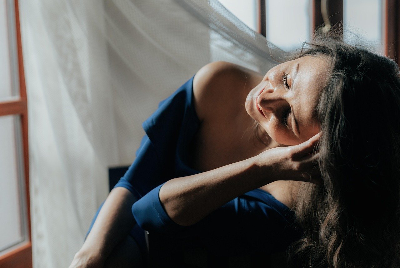 Dios en la vida diaria, woman, people, adult, resting, relaxing, happy, smiling, indoors