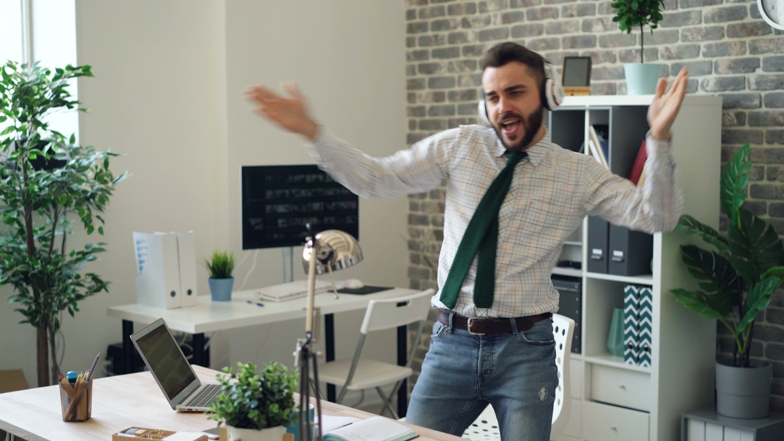 Vivir con autenticidad, a man in a tie is dancing in an office