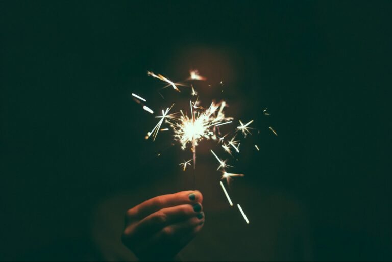 comenzar el año con propósitos, person holding lighted sparkler