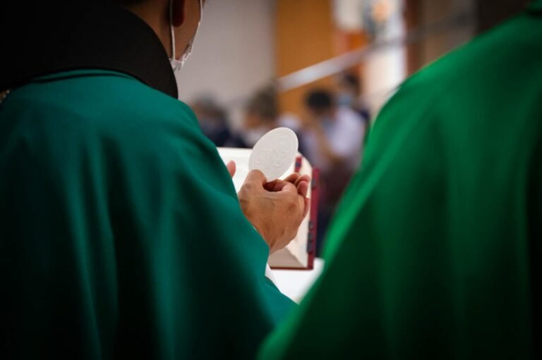 Este es mi Cuerpo, A close-up of a priest holding a communion wafer during a Catholic mass in Ecuador.