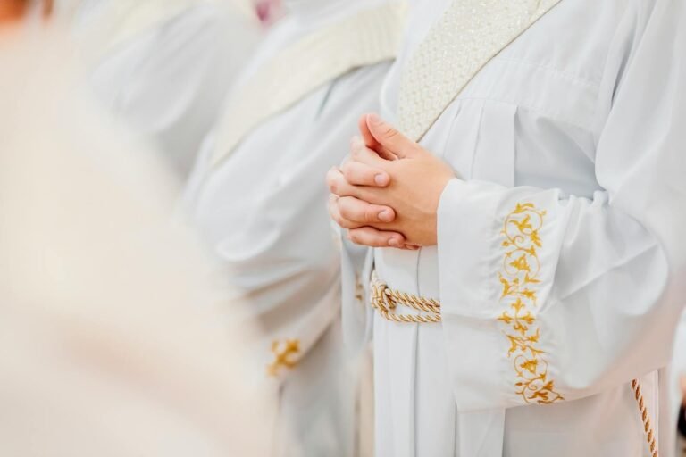 proteger mis pensamientos del ruido del mundo, Detailed image of folded hands praying, dressed in ornate white robes, symbolizing faith.