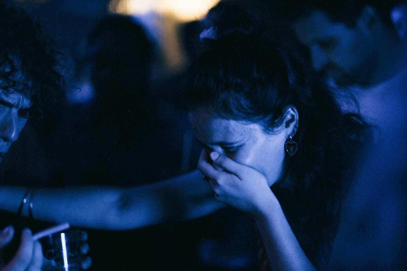 Dónde está Dios cuando ocurre una tragedia, a woman holding a cell phone next to a man