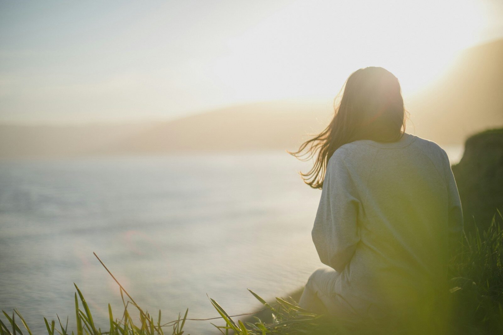 mi propia voz o la de Dios, woman wearing gray long-sleeved shirt facing the sea