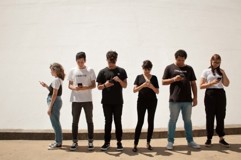 Se puede ser influencer de Dios, group of people standing on brown floor