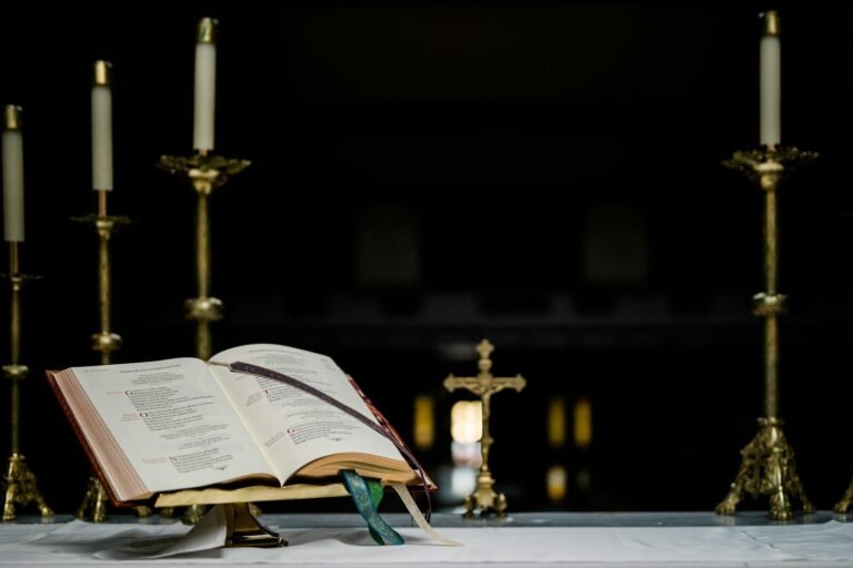Misa salvó una vida, opened book near gold-colored crucifix